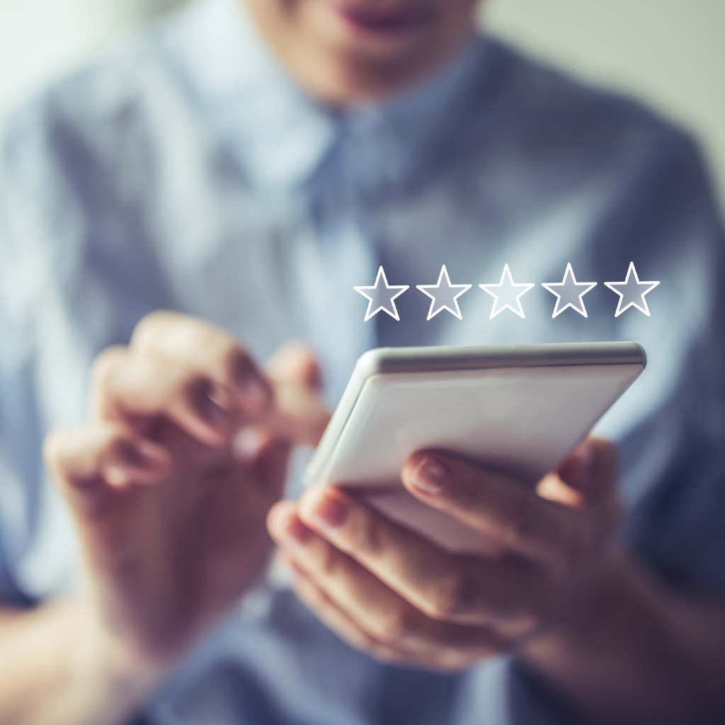 Une personne écrivant un avis sur son smartphone
